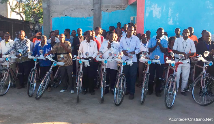 Pastores evangelizan en bicicletas en África