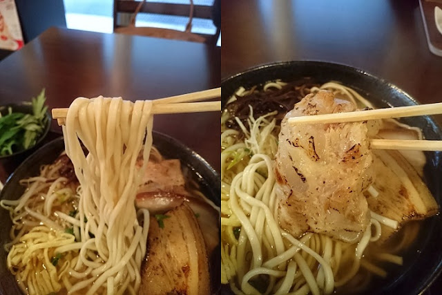 そばの麺と塩軟骨ソーキの写真