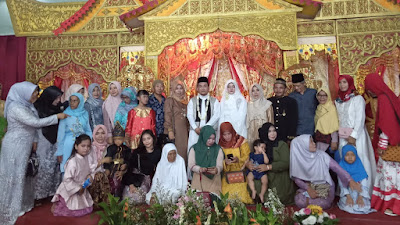Kebahagiaan anak nagari Batubasa Pariangan Tanah Datar dalam kebersamaan.