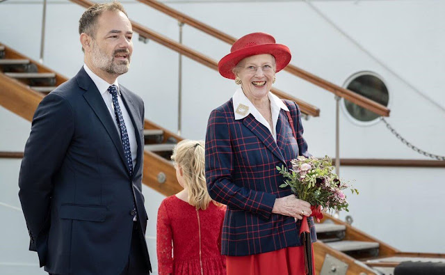 Queen Margrethe was welcomed by Mayor of Aarhus Jacob Bundsgaard. The Queen wore a red skirt