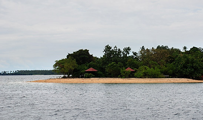 Pulau Kumo yakni salah satu objek wisata yang berada di wilayah  Pulau Kumo - Wisata Halmahera Utara (Wilayah Tobelo)