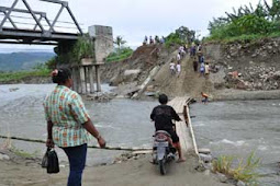 Jembatan Komba Terputus, Warga Terpaksa Bangun Jembatan Darurat