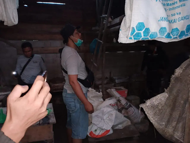 Penggerebek dua tempat pembuatan minuman keras lokal di dalam hutan, Kembayan Kabupaten Sanggau, Kalbar. (Foto: BT/LB)