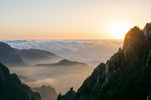 Coucher du soleil au pavillon du Nuage Dispersé (Huangshan)