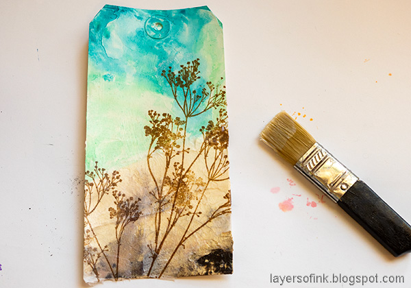 Layers of ink - Summertime Mixed Media Tag Tutorial by Anna-Karin Evaldsson. Paint with Distress Paint.