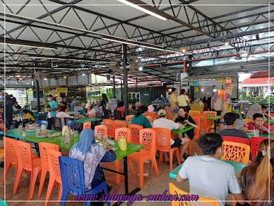 tempat makan bahagian luar..tapi selesa la...