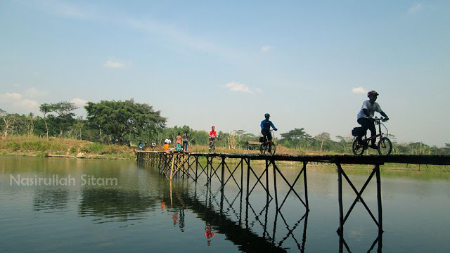 Antre saat menyeberang Jembatan Sesek Mangir