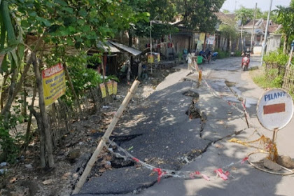 Sungai marmoyo erosi,jalan antar kecamatan di Mojokerto ambles