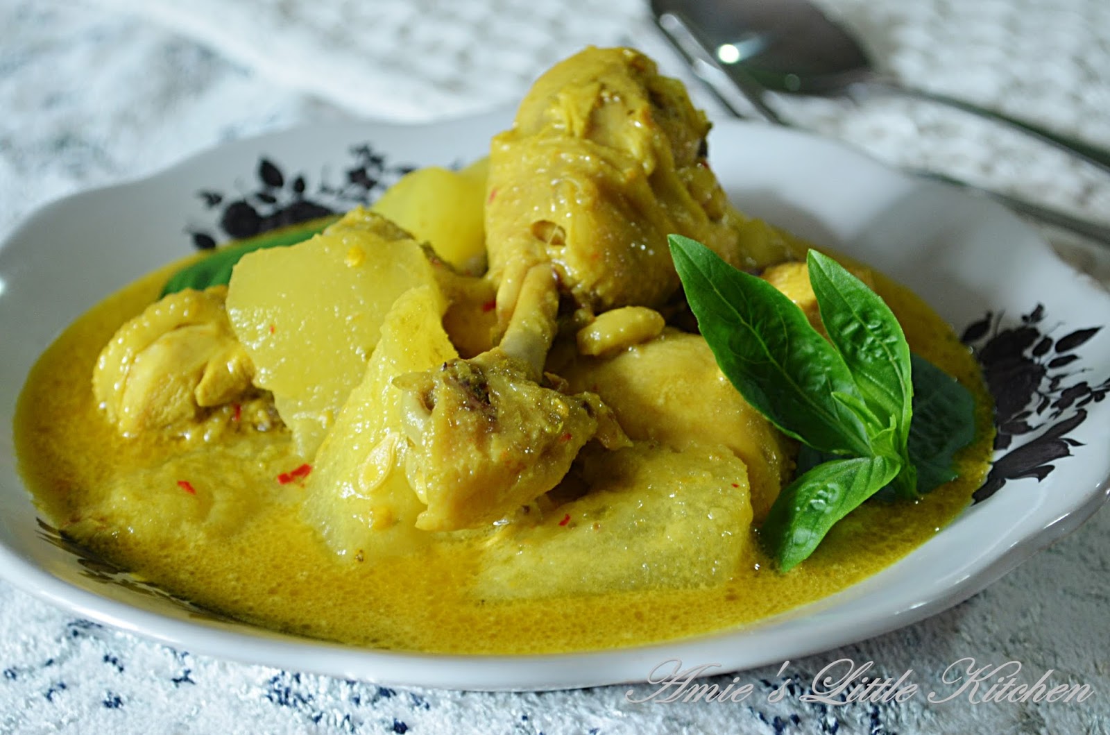 AMIE'S LITTLE KITCHEN: Ayam Masak Lemak Cili Padi Dengan 