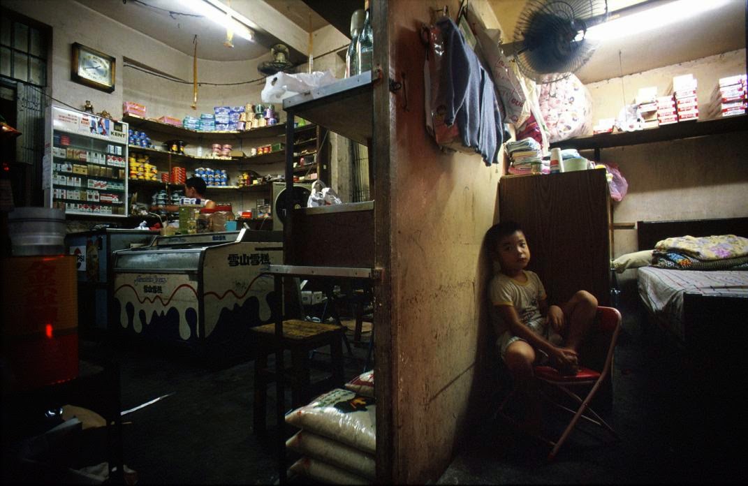 Amazing Photographs Capture Daily Life in Kowloon Walled City, Hong