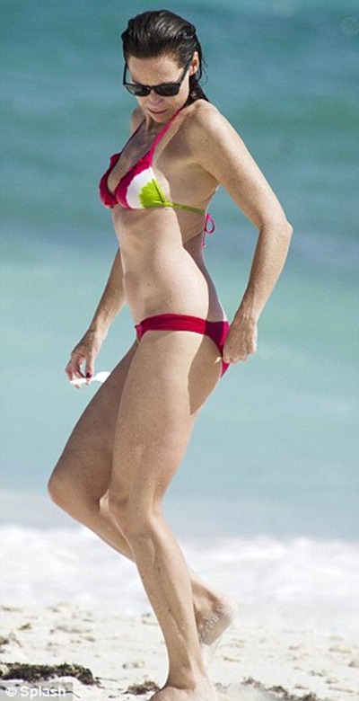 Minnie Driver bikini 02