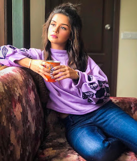 131+ Latest Avneet Kaur Wallapapers, Images, Pictures, Pics