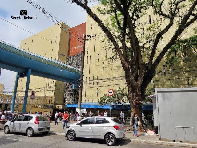 Vista ampla da fachada do Prédio dos Ambulatórios do Hospital das Clínicas da USP em Cerqueira César