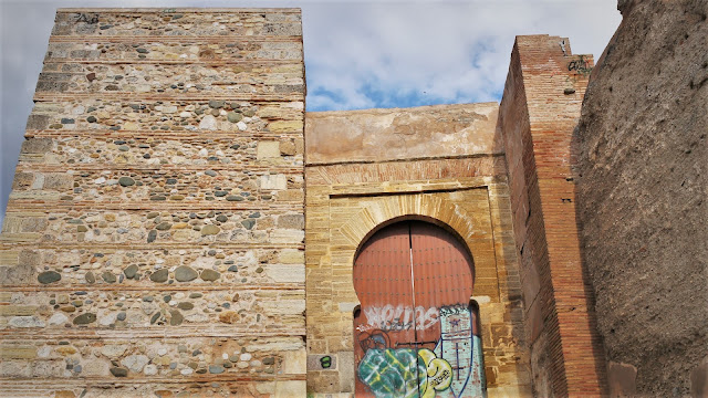 Antigua puerta de las murallas de la ciudad de Granada.