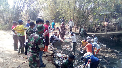 Tak Ada Kata Libur, Satgas Subsektor 21 Bersihkan Sungai Libatkan Masyarakat