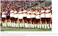 SELECCIÓN DE LA REPÚBLICA FEDERAL DE ALEMANIA - Temporada 1989-90 - Matthäus, Illgner, Buchwald, Augenthaler, Völler, Kohler, Brehme, Littbarski, Häßler, Berthold y Klinsmann - REPÚBLICA FEDERAL DE ALEMANIA 1 (Andreas Brehme), ARGENTINA 0 - 08/07/1990 - Campeonato Mundial de Italia 1990, final - Roma, Italia, estadio Olímpico - ALEMANIA gana su tercer CAMPEONATO DEL MUNDO
