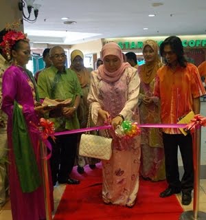 PAMERAN DAN JUALAN PRODUK KRAF PAHANG : 1 DEKAD 1 MALAYSIA