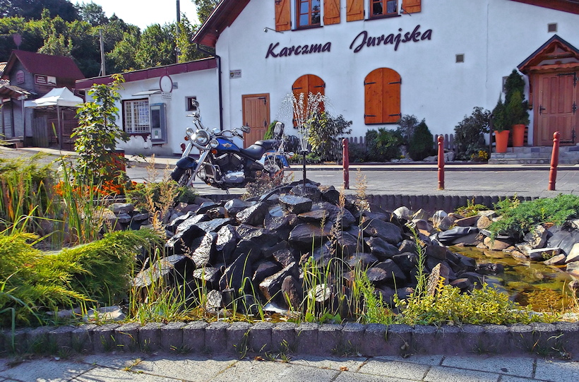 Rowerowa pielgrzymka do Częstochowy na Jasną Górę, bo jeden przyświecał mi cel - fontanna, motocykl i karczma jurajska we wsi Podzamcze