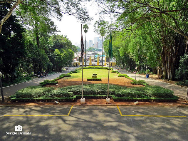 Vista ampla do jardim principal do Parque da Água Branca - São Paulo