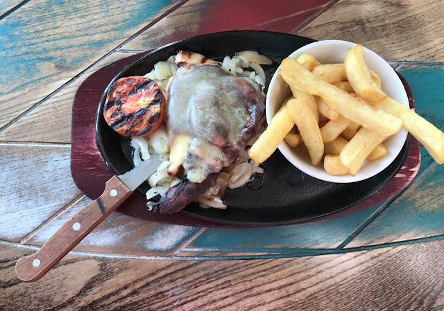 The Hunting Lodge, BBQ chicken with chips and onions main meal