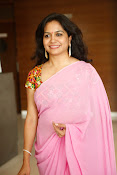 Singer Sunitha dazzling saree photos-thumbnail-16