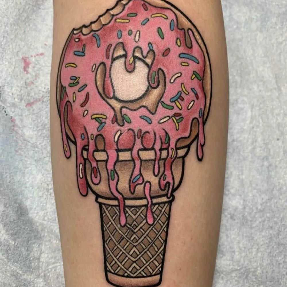 Foto de mujer con un tatuaje de helado