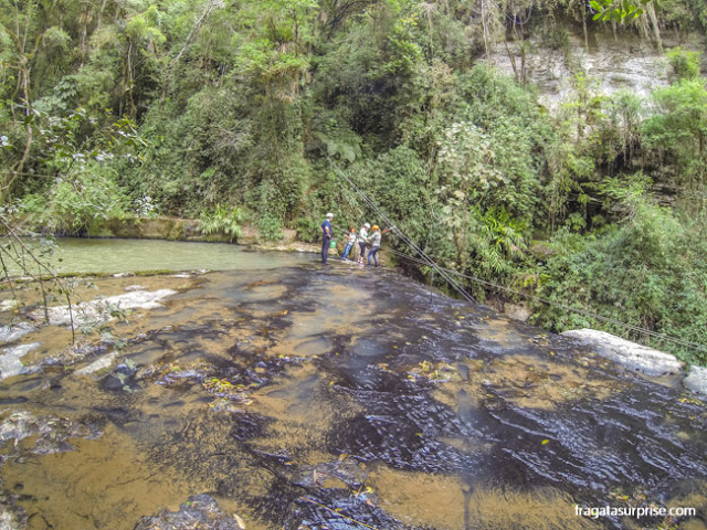 Prática de rapel no Ninho do Corvo, Paraná