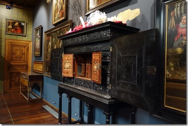 Rockoxhuis ロコックスハウス（美術館）Art cabinet with garden vista and flowers and fruit<br /><br />Antwerp, Mid-seventeenth century