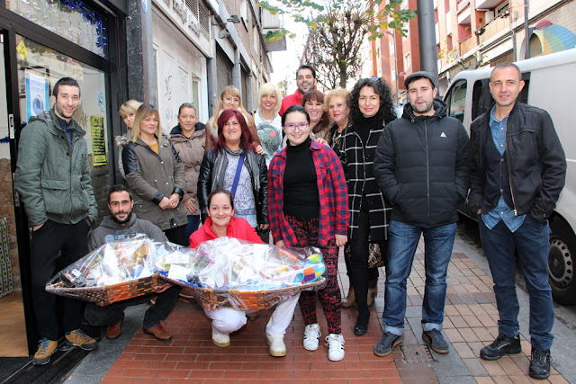 El comercio de la calle Bizkaia sortea una cesta