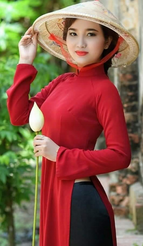 Thiếu nữ áo dài đỏ nón lá