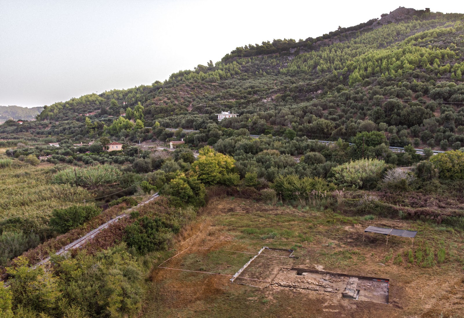 ικ. 1: Αεροφωτογραφία της ανασκαφής στο ιερό του Ποσειδώνα στο Κλειδί, στο Κάτω Σαμικό