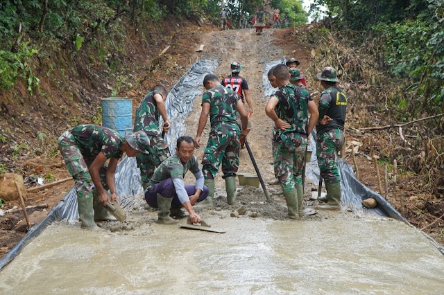 Hari ke-11 Satgas TMMD Bersama Warga Kebut Pengecoran Jalan