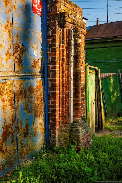 Старые, кирпичные, опоры ворот