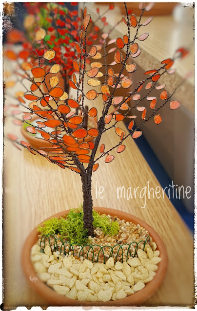 albero con petali smaltati