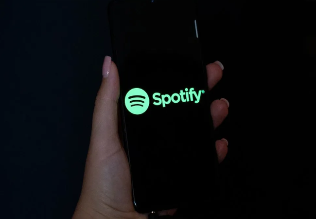Spotify Explores Exclusive Lyrics for Premium Users.
