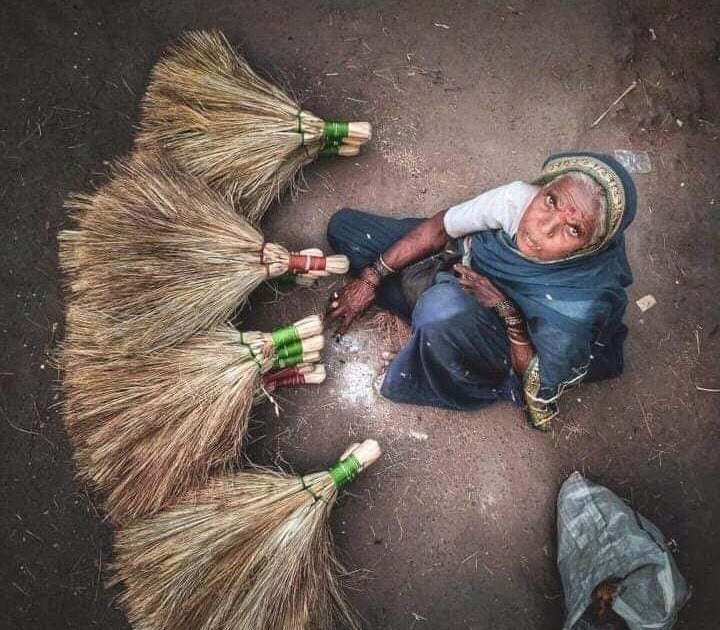 बोधकथा :- हस्तश्रमाने राबनार्यांच्या श्रमाचे मोल करा ..! 