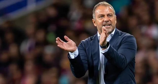 Le FC Barcelone a livré une masterclass lors du dernier Clasico, infligeant une cuisante défaite au Real Madrid (0-3). Cette victoire, fruit d'une préparation tactique minutieuse de la part d'Hansi Flick, pourrait marquer un tournant dans le style de jeu des Blaugranas. En optant pour une ligne défensive haute et un pressing ciblé sur les attaquants madrilènes, Hansi Flick a totalement déstabilisé le Real Madrid. Cette stratégie, inhabituelle pour le Barça, a permis aux Catalans de récupérer le ballon haut et de créer de nombreuses occasions. Le piège du hors-jeu a été particulièrement efficace, notamment contre Kylian Mbappé, pris à défaut à huit reprises. Une évolution du style de jeu barcelonais ?  Si cette tactique a porté ses fruits face au Real Madrid, la question est de savoir si Hansi Flick va la pérenniser. Selon Mundo Deportivo, l'entraîneur allemand serait très satisfait du rendement de son équipe lors du Clasico et envisagerait de l'adapter en fonction des prochains adversaires. Cette nouvelle approche pourrait s'accompagner d'une évolution du jeu barcelonais, avec une moindre possession de balle et une plus grande importance accordée à la récupération haute. Frenkie de Jong, par son profil physique et technique, pourrait être un élément clé de ce système. Le derby face à l'Espanyol, un premier test  Le prochain match du Barça, le derby face à l'Espanyol, sera une excellente occasion de voir si Hansi Flick maintient cette nouvelle orientation tactique. Si les Catalans parviennent à rééditer leur performance du Clasico, cela pourrait marquer le début d'une nouvelle ère pour le club. La victoire du Barça lors du dernier Clasico a ouvert de nouvelles perspectives pour le club. Hansi Flick a démontré qu'il était capable d'adapter son équipe à différents contextes et de trouver des solutions tactiques efficaces. Reste à savoir si cette nouvelle orientation va s'inscrire dans la durée et permettre au Barça de retrouver son lustre d'antan.