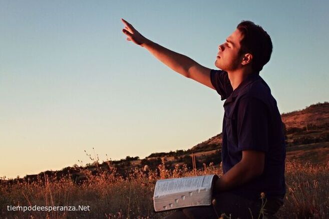 Joven leyendo la Biblia