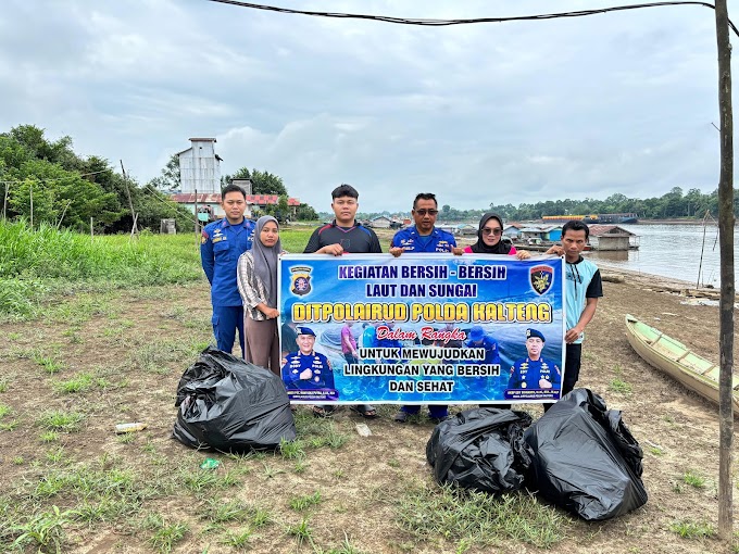 Jaga Kebersihan, Personel Ditpolairud Gotong Royong Besama Warga Bersihkan Sampah