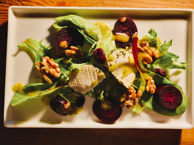 Salade avec betteraves, noix Grenoble frauxmage chèvre