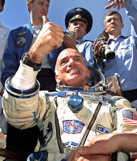 El multimillonario Dennis Tito celebra luego de convertirse en el primer turista espacial de la historia en 2001. Tito pagó 20 millones de dólares para viajar 8 días a la EEI
