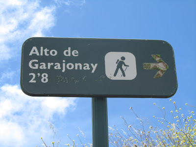 LA GOMERA EL RUMBAZO-IMADA-PAJARITO-MIRADOR LOS ROQUES-BENCHIJIGUA-EL RUMBAZO, Barranco de Guarímiar, señal informativa hacia el Alto de Garajonay