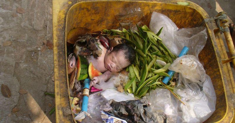 MakNgohSelamoh: Gambar  Bayi ditemui dalam tong sampah