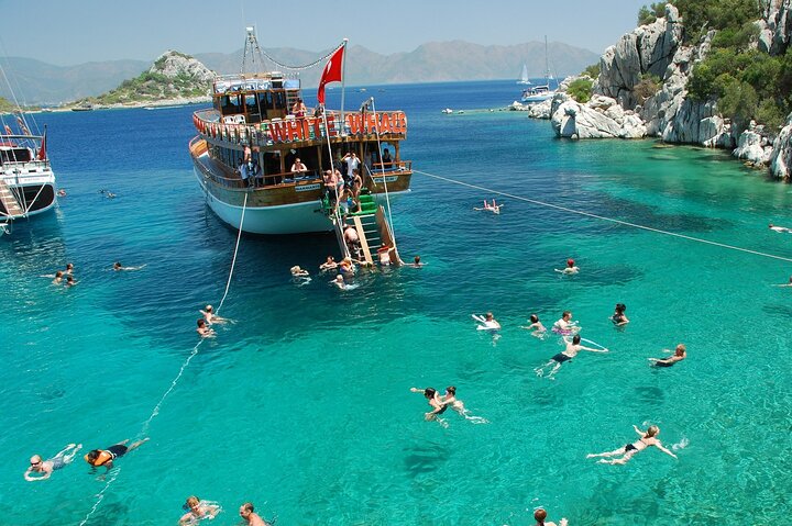Marmaris Boat Trip is undoubtedly one of the most popular daily excursions in Marmaris. During this tour, you have the opportunity to explore the nearby islands, caves, and coves. You can enjoy the touch of the sun on your skin and the sea breeze on your face, immersing yourself in the embrace of nature.