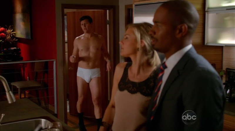 Hayes MacArthur Shirtless in Happy Endings s2e07