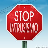 Imagen en la que aparece una señal de tráfico en la que se lee "Stop Intrusismo"