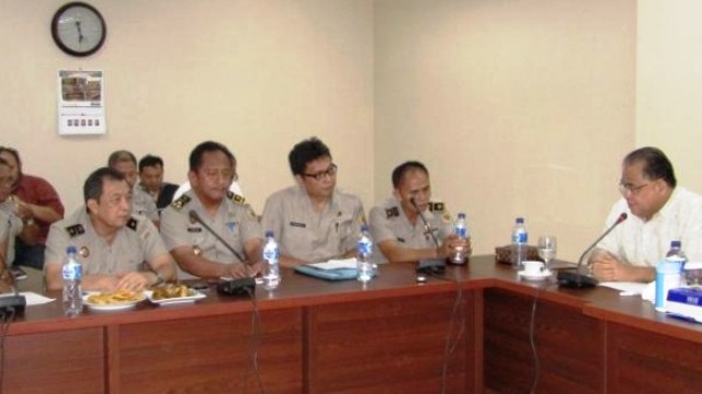  Wakil Ketua DPRD Sulut, Stefanus Vreeke Runtu, bersama pejabat BPN Kanwil Sulawesi Utara