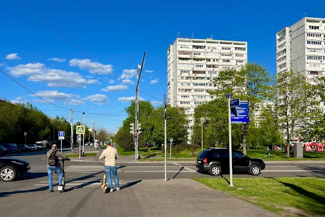 Судостроительная улица, Кленовый бульвар