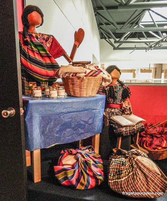 Exemplos de cores e desenhos usado nas roupas tradicionais, Museu Ixchel do Traje Indígena, Cidade da Guatemala