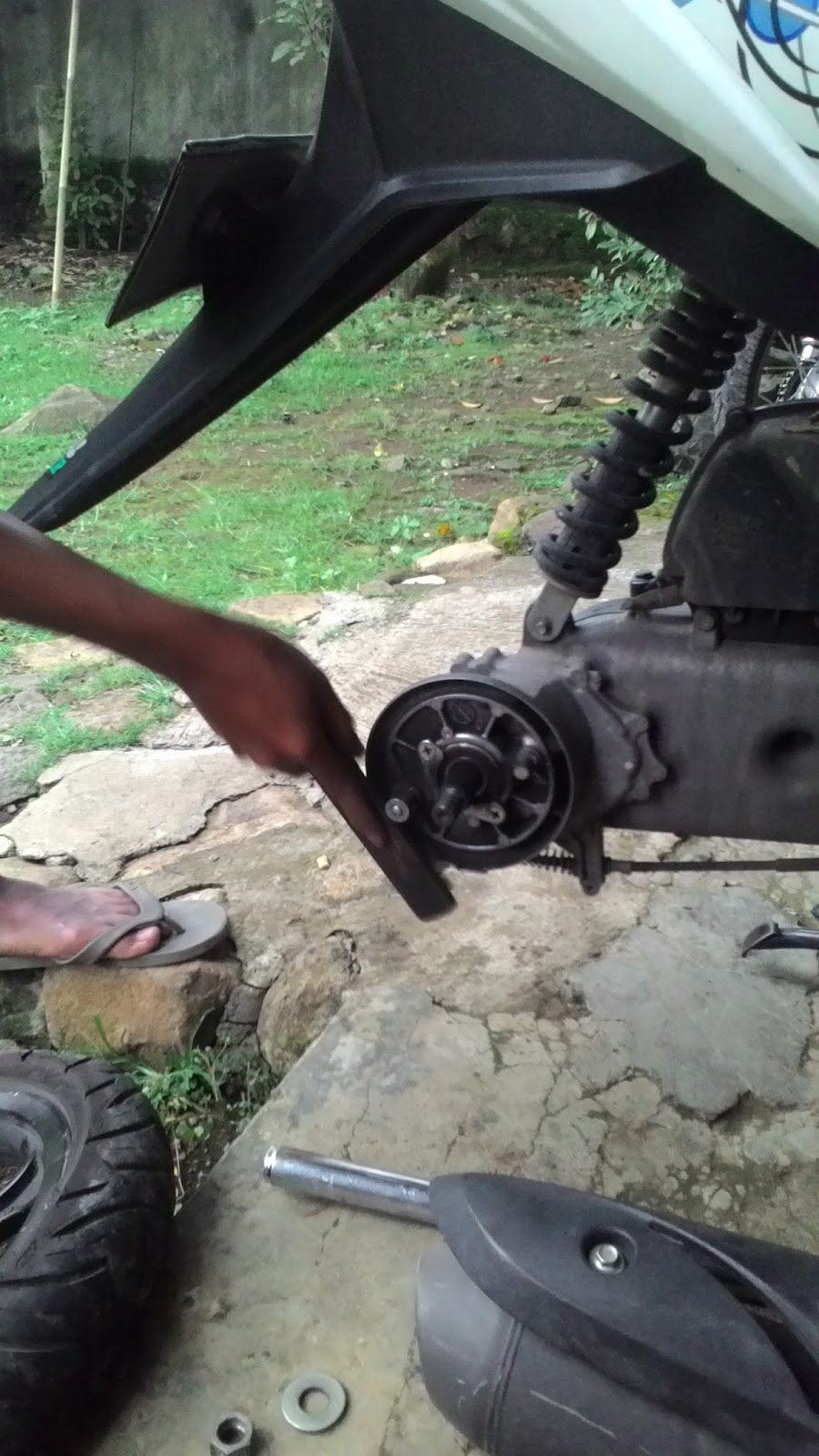  cara  memasang  kampas rem belakang  motor  matic rumahnyamotor